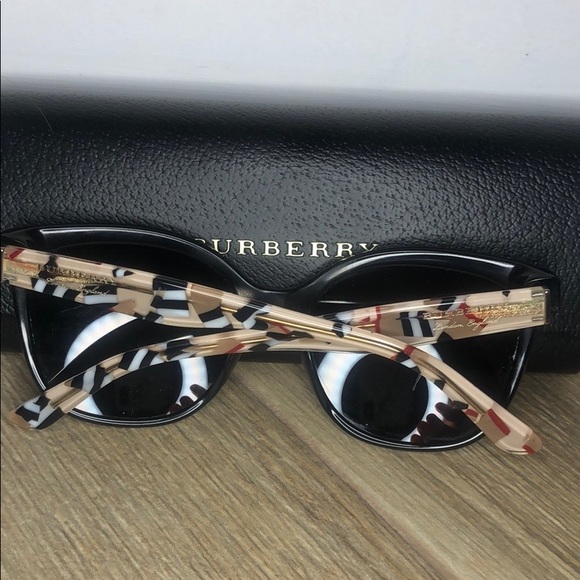 BURBERRY SUNGLASSES - Picture 2 of 5